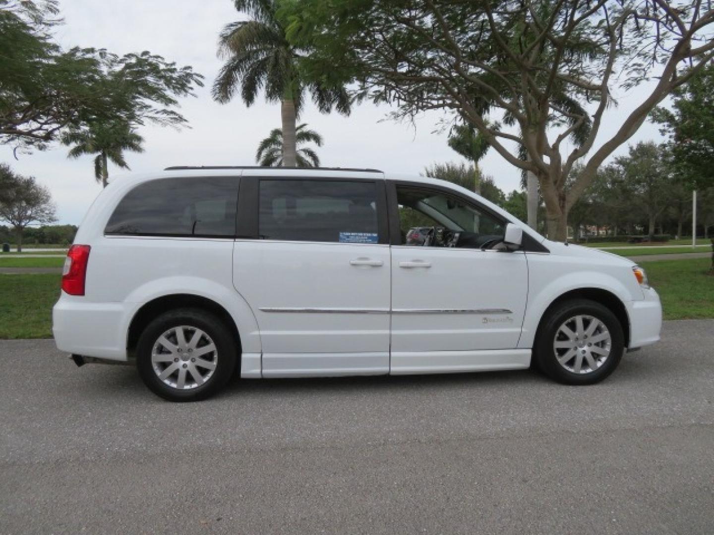 2014 White /Black Chrysler Town & Country (2C4RC1BG4ER) , located at 4301 Oak Circle #19, Boca Raton, FL, 33431, (954) 561-2499, 26.388861, -80.084038 - Photo#22